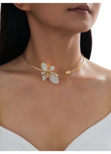 Colier tip choker elegant, versatil, emailat, texturat, cu motive florale, alb