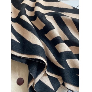 Esarfa lunga tip sal pentru dama din materiale premium, model geometric linii oblice, culoarea negru si bej - Img 4