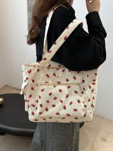 Geanta tote cu fermoar, material textura raiata, model Capsuni, 33.5x9.5x31x23.5 cm, culoarea alb