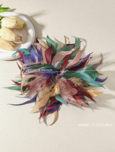 Brosa eleganta din pene colorate, realizata manual, stil boem, multicolor - Img 4
