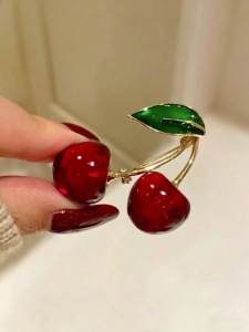 Brosa vintage model Cirese, accesoriu fashion, rosu