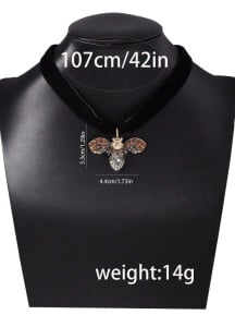 Colier tip snur de catifea cu pandantiv albina, din aliaj cu pietre, dimensiuni pandantiv 3.3 x 4.4 cm, snur 107 cm, culoarea negru - Img 5