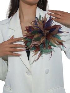 Brosa eleganta din pene colorate, realizata manual, stil boem, multicolor