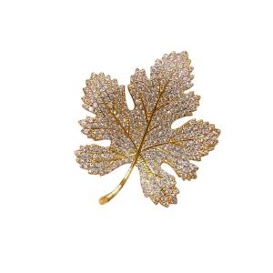 Brosa eleganta in forma de frunze de artar, decorata cu pietre, accesoriu rafinat, 4 x 5 cm, culoarea auriu