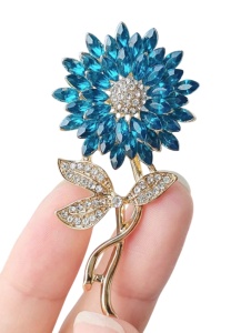 Brosa floare tip dahlie cu cristale din sticla, 6x3 cm