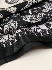 Esarfa dama satin 90x90 cm, imprimeu paisley alb-negru, esarfa patrata mare, textura matasoasa, bandana par / batic elegant, accesoriu versatil pentru tinute - Img 4