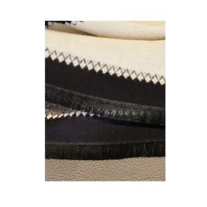 Esarfa lunga tip sal pentru dama din materiale premium, model rustic, dimensiuni 190 x 68 cm, culoarea negru si bej - Img 4