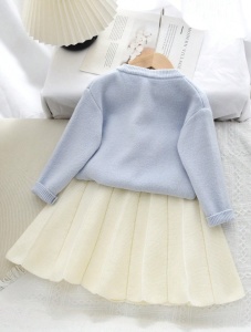 Set pentru fetite din acril, fusta si bluza cu nasturi, model Flori albe, culoarea bleu - Img 3