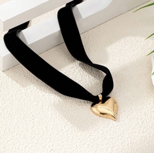 Colier tip snur de catifea cu pandantiv inima, culoarea negru - Img 4