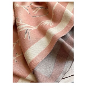 Esarfa lunga tip sal pentru dama din materiale premium, model flori pe ramuri, 185 x 65 cm, culoarea roz si bej, The Casius.® - Img 5