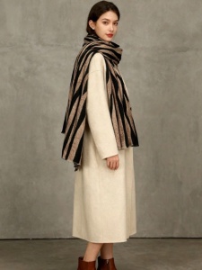 Esarfa cu imprimeu zebra, material cu textura moale, catifelata, 180x90 cm, culoarea negru si maro - Img 2