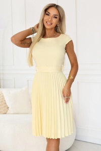 LILA Rochie plisată clasică cu mâneci scurte și centură - galben unt
