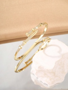 Set de bratara si inel, design Cui, strasuri zirconiu, accesoriu fashion, auriu - Img 3