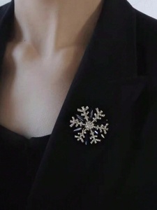 Brosa eleganta in forma de Fulg de nea, decorata cu pietre, accesoriu rafinat, culoarea argintiu si bleumarin - Img 4