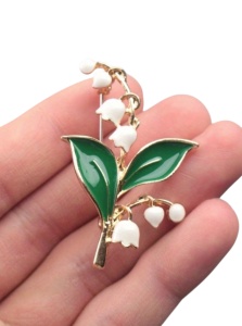 Brosa vintage flori de Lacramioare, alb si verde, 5.2x3.4cm