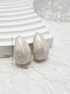 Cercei in forma de picatura, 2.7 x 1.6 cm, culoarea alb fildes - Img 6