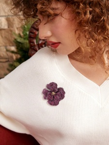 Brosa model floare Bujor cu cristale din sticla, culoarea negru albastrui, 4 x 4 cm - Img 6