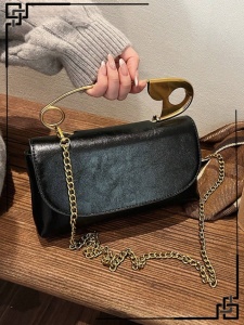 Mini geanta retro cu maner model Ac de siguranta, design minimalist elegant, dimensiuni 13 x 24 x 6 cm, culoarea negru