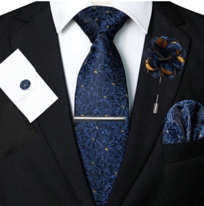 Set pentru barbati cu imprimeu floral, material satinat, include cravata, clema, batista, butoni si ac de rever, albastru cu insertii galbene
