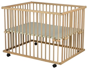 Tarc bebe; dimensiuni saltea 100x75 cm, inaltime 74 cm, 4 roti cu frana care permit miscarea rapida, din fag masiv, inaltime saltea reglabila si captusita, lavabila.