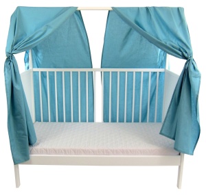 Patut bebe, forma casuta, baldachin, dimensiune saltea 60x120 cm, structura din lemn masiv de fag Primii Pasi, PLC13 bleu