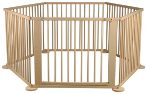 Tarc de joaca pentru copii; 6 elemente de H 87 x L 70 cm (poarta inclusa), fag masiv, poarta cu sistem de blocare dublu, colturi cu articulatii care permit configurare in diferite forme (hexagonal, dreptunghiular, etc), cu talpi de stabilizare