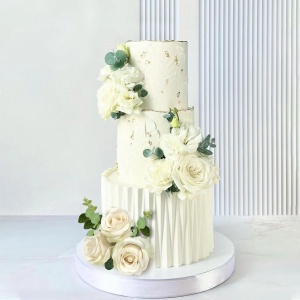 Decoratiune Tort Cu Trandafiri Albi Elegant