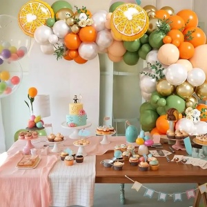 Prezentare eleganta pentru un set arcada baloane aniversare Little Cutie in culori de verde salvie, portocaliu, auriu, decorata cu baloane folie portocala.