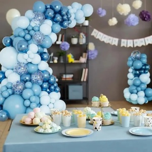 Prezentare eleganta pentru un set arcada baloane aniversare Shades of Blue, montat asimetric langa un panou decorativ pentru petreceri de baieti.