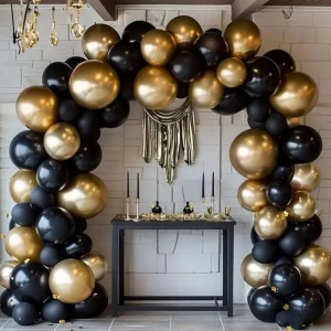 Prezentare eleganta pentru un set arcada baloane aniversare Black & Gold, montat asimetric cu baloane negre si aurii metalizate.