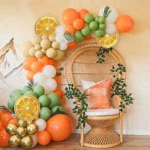 Prezentare eleganta pentru un set arcada baloane aniversare Little Cutie in culori de verde salvie, portocaliu, auriu, decorata cu baloane folie portocala.