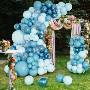 Prezentare eleganta pentru un set arcada baloane aniversare Shades of Blue, montat asimetric langa un panou decorativ pentru petreceri de baieti.