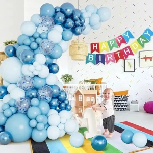 Prezentare eleganta pentru un set arcada baloane aniversare Shades of Blue, montat asimetric langa un panou decorativ pentru petreceri de baieti.