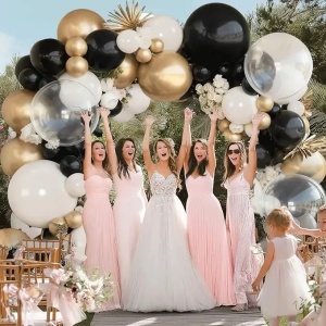 Prezentare eleganta pentru un set arcada baloane Black, White & Gold, montat asimetric cu baloane metalizate si transparente tip Bobo.