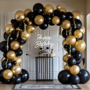 Prezentare eleganta pentru un set arcada baloane aniversare Black & Gold, montat asimetric cu baloane negre si aurii metalizate.
