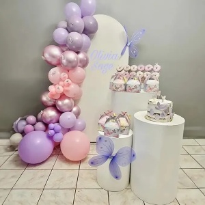Prezentare eleganta pentru un set arcada baloane aniversare fetite in nuante de roz, lila si mov, decorata cu fluturi 3D aurii.