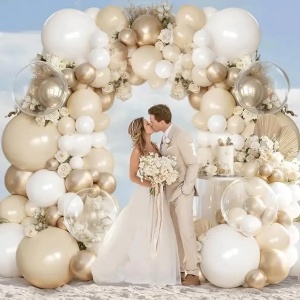Prezentare eleganta pentru un set arcada baloane aniversare Boho Cream & Gold, montat asimetric cu baloane ivory, albe, champagne gold si transparente Bobo.