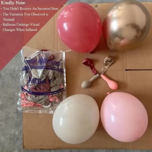 Prezentare eleganta pentru un set arcada baloane aniversare Rose Gold si Burgundy, montat asimetric intr-un decor rafinat cu baloane ivory si roz pal.