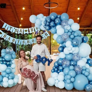 Prezentare eleganta pentru un set arcada baloane aniversare Shades of Blue, montat asimetric langa un panou decorativ pentru petreceri de baieti.