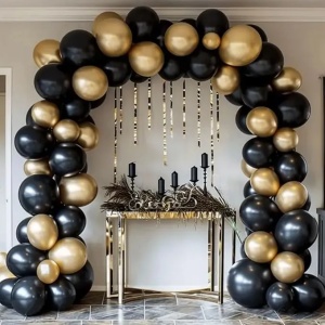  set arcada baloane aniversare Black & Gold, montat asimetric cu baloane negre si aurii metalizate.