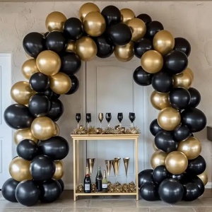 Prezentare eleganta pentru un set arcada baloane aniversare Black & Gold, montat asimetric cu baloane negre si aurii metalizate.