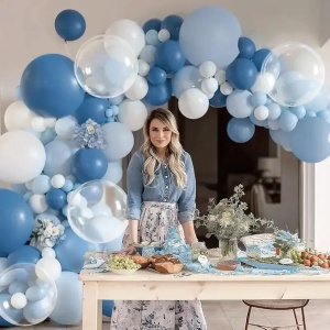 Prezentare eleganta pentru un set arcada baloane aniversare Deep Blue si Sky, montat asimetric cu baloane albastre, bleu si transparente Bobo.