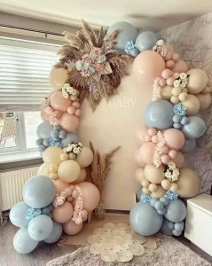 Prezentare eleganta pentru un set arcada baloane pastel mix, montat asimetric in culori de roz, bleu si ivory pentru un baby shower sau gender reveal.
