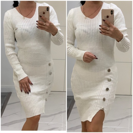 Rochie tricotata Tania cu nasturi și crăpătura pe picior alb