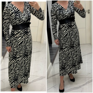 Rochie lunga cu decolteu in V, accesorizata cu centura din satin, imprimeu zebra