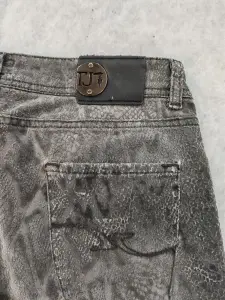 Trussardi Jeans Snake Print Damă – M – Gri - Img 4