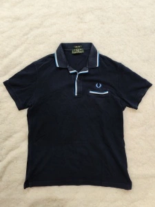 Tricou Polo Fred Perry Slim Fit Bleumarin cu Buzunar – Mărimea M