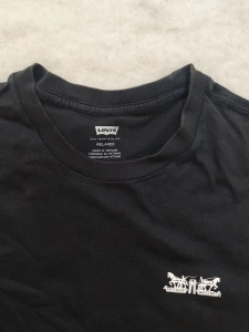 Levi's Tricou Negru Logo Print Mărime M Graphic Tee - Img 2