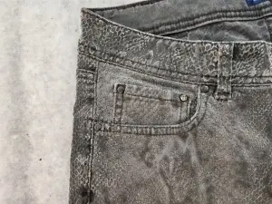 Trussardi Jeans Snake Print Damă – M – Gri - Img 3