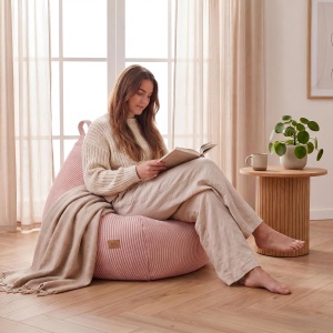 Udobni roze lejzi beg Mark Adler Comfy 1.0 Children Pink u dnevnoj sobi